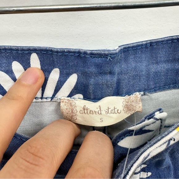 ⛔️SOLD⛔️Altar'd State High Rise Ultra Flare 70's Inspired Daisy Print Blue Jeans - Picture 11 of 11